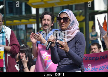 Manchester, UK. 17 Juin, 2017. Les protestataires prennent part à une marche contre le gouvernement tory-DUP avec des pancartes et des affiches. 'La Justice pour Grenfell : conservateurs, pas de DUP' protestation organisée par des membres de la Socialist Worker's Party, Parti du Travail et Jeremy Corbyn supporters de Manchester Square Albert le samedi 17 juin 2017. Crédit : Pablo O'Hana/Alamy Live News Banque D'Images