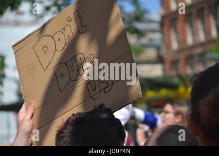 Manchester, UK. 17 Juin, 2017. Les protestataires prennent part à une marche contre le gouvernement tory-DUP avec des pancartes et des affiches. 'La Justice pour Grenfell : conservateurs, pas de DUP' protestation organisée par des membres de la Socialist Worker's Party, Parti du Travail et Jeremy Corbyn supporters de Manchester Square Albert le samedi 17 juin 2017. Crédit : Pablo O'Hana/Alamy Live News Banque D'Images