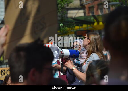 Manchester, UK. 17 Juin, 2017. Les protestataires prennent part à une marche contre le gouvernement tory-DUP avec des pancartes et des affiches. 'La Justice pour Grenfell : conservateurs, pas de DUP' protestation organisée par des membres de la Socialist Worker's Party, Parti du Travail et Jeremy Corbyn supporters de Manchester Square Albert le samedi 17 juin 2017. Crédit : Pablo O'Hana/Alamy Live News Banque D'Images