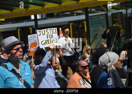 Manchester, UK. 17 Juin, 2017. Les protestataires prennent part à une marche contre le gouvernement tory-DUP avec des pancartes et des affiches. 'La Justice pour Grenfell : conservateurs, pas de DUP' protestation organisée par des membres de la Socialist Worker's Party, Parti du Travail et Jeremy Corbyn supporters de Manchester Square Albert le samedi 17 juin 2017. Crédit : Pablo O'Hana/Alamy Live News Banque D'Images