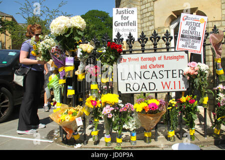 Londres, Royaume-Uni. 16 Juin, 2017 - Un volontaire tend à fleurs à l'extérieur du mémorial de l'Église Méthodiste de Notting Hill sur chemin Lancaster. Au moins 30 personnes ont été confirmées décédées avec environ 70 morts et disparus de la tour Grenfell Inferno. Crédit : David Mbiyu/Alamy Live News ​ Banque D'Images