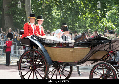 S.a.r. LE PRINCE PHILLIP ET RETOURNER À PARTIR DE LA PARADE LA COULEUR. Banque D'Images