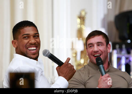 Turnberry, UK. 16 Juin, 2016. Les images de la soirée avec des invités de divertissement par le bail et d'un entretien avec Anthony Josué à l'Atout Turnberry Resort. Alex Arthur siège avec Anthony Joshua et discute de sa carrière, ses réalisations, espoirs et craintes. Anthony aimé certaines blagues et répond aux questions de l'étage de la salle comble. Crédit : Colin Poultney/Alamy Live News Banque D'Images