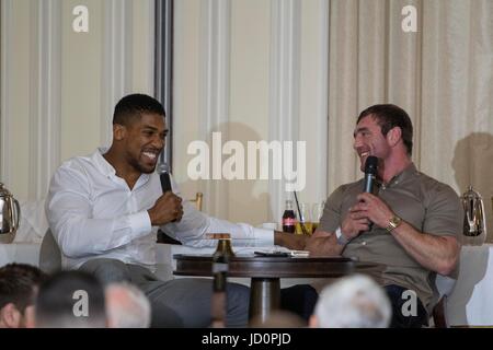 Turnberry, UK. 16 Juin, 2016. Les images de la soirée avec des invités de divertissement par le bail et d'un entretien avec Anthony Josué à l'Atout Turnberry Resort. Alex Arthur siège avec Anthony Joshua et discute de sa carrière, ses réalisations, espoirs et craintes. Anthony aimé certaines blagues et répond aux questions de l'étage de la salle comble. Crédit : Colin Poultney/Alamy Live News Banque D'Images