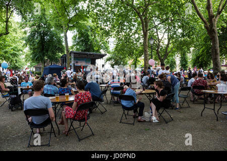 Londres, Royaume-Uni. 17 juin 2017. Météo London profitez de l'été comme ils visitent le village de Highgate festival annuel 'juste dans le Carré' dans et autour de la place de l'étang. Photo : Bettina Strenske/Alamy Live News Banque D'Images