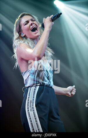 Louisa Johnson sur la scène du concert du tartan - 2017 Girlguiding concert au SSE Hydro, Glasgow Banque D'Images