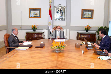 Le Caire, Égypte. 17 Juin, 2017. Le président égyptien, Abdel Fattah al-Sisi rencontre le Premier ministre Sharif Ismail et ministre de l'enseignement supérieur Khalid Abdul Ghaffar, au Caire, Égypte, le 17 juin 2017 : Crédit Bureau Président égyptien/APA/Images/fil ZUMA Alamy Live News Banque D'Images