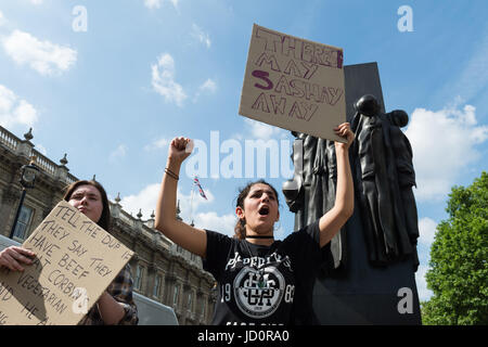 Londres, Royaume-Uni. 17 Juin, 2017. Les manifestants se rassembleront sur Whitehall proche à l'extérieur de Downing Street dans le centre de Londres pour protester contre le premier ministre peut s'opposer à une, Theresa alliance entre le parti conservateur et le Parti unioniste démocratique (DUP), ainsi qu'exiger la justice pour les victimes de l'incendie de la tour de Grenfell. Credit : Wiktor Szymanowicz/Alamy Live News Banque D'Images
