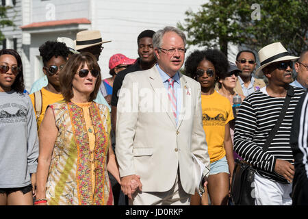 Charleston, Caroline du Sud, USA. 17 Juin, 2017. Charleston le maire John Tecklenburg, centre, se joint à l'unité ne gagnera pas de haine à pied à la mère Emanuel African Methodist Episcopal Church marquant le 2e anniversaire de la prise de masse, 17 juin 2017 à Charleston, Caroline du Sud. Neuf membres de l'historique église afro-américains ont été abattus par un suprémaciste blanc au cours de l'étude de la bible le 17 juin 2015. Credit : Planetpix/Alamy Live News Banque D'Images