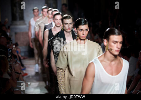 Milan, Italie. 17 Juin, 2017. La piste de marche modèles au Les hommes montrent au cours de Milan Fashion Week hommes Printemps/été 2018 à Milan, Italie, le 17 juin 2017. Credit : Jin Yu/Xinhua/Alamy Live News Banque D'Images
