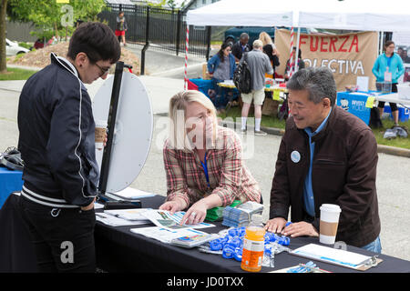 Seattle, États-Unis. 17 Juin, 2017. Seattle, Washington : Le sénateur de l'État candidat à la mairie et Bob Hasegawa parle avec les employés du ministère des Transports de Seattle au Beacon Hill Block Party. Le sénateur, d'un travail de longue date et militante pour la justice sociale du quartier Beacon Hill, a représenté la 11e district législatif depuis janvier 2013. Crédit : Paul Christian Gordon/Alamy Live News Banque D'Images