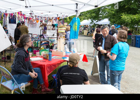 Seattle, États-Unis. 17 Juin, 2017. Seattle, Washington : Le sénateur de l'État candidat à la mairie et Bob Hasegawa parle avec un groupe de vendeurs à la fête de quartier de Beacon Hill. Le sénateur, d'un travail de longue date et militante pour la justice sociale du quartier Beacon Hill, a représenté la 11e district législatif depuis janvier 2013. Crédit : Paul Christian Gordon/Alamy Live News Banque D'Images