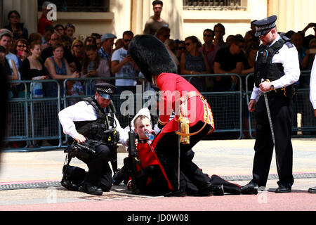 Londres, Royaume-Uni. 17 Juin, 2017. Un Guardsman est surmonté par la chaleur et de l'eau donné après passage en sur le Mall au cours de la parade de la couleur en 2017. La parade des marques de couleur le Queens anniversaire officiel. Parade la couleur, Londres, 17 juin 2017 Crédit : Paul Marriott/Alamy Live News Banque D'Images