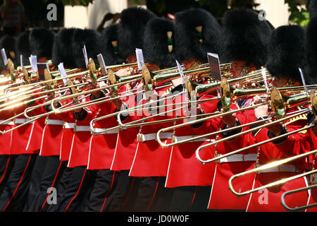 Londres, Royaume-Uni. 17 Juin, 2017. La fanfare de la Garde galloise après la parade de la couleur en 2017. La parade des marques de couleur le Queens anniversaire officiel. Parade la couleur, Londres, 17 juin 2017 Crédit : Paul Marriott/Alamy Live News Banque D'Images