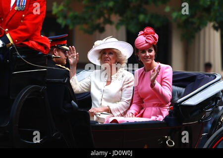 Londres, Royaume-Uni. 17 Juin, 2017. Le prince Harry (Pays de Galles), Camilla, Duchesse de Cornouailles, Kate (Catherine Middleton) de la duchesse de Cambridge, dans leur transport sur le Mall, après la parade de la couleur en 2017. La parade des marques de couleur le Queens anniversaire officiel. Parade la couleur, Londres, 17 juin 2017 Crédit : Paul Marriott/Alamy Live News Banque D'Images