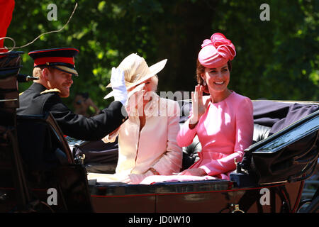 Londres, Royaume-Uni. 17 Juin, 2017. Le prince Harry (Pays de Galles), Camilla, Duchesse de Cornouailles, Kate (Catherine Middleton) de la duchesse de Cambridge, à la parade de la couleur en 2017. Cette année, le 1er Bataillon des Gardes irlandais sera de fournir la couleur et le Prince William, duc de Cambridge, est leur colonel. La parade des marques de couleur le Queens anniversaire officiel. Parade la couleur, Londres, 17 juin 2017 Crédit : Paul Marriott/Alamy Live News Banque D'Images