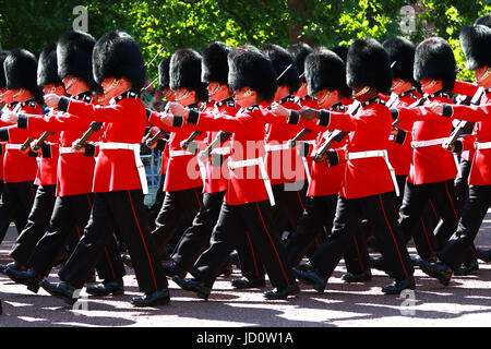 Londres, Royaume-Uni. 17 Juin, 2017. Marcher le long de la Garde côtière Coldstream Mall avant la parade de la couleur en 2017. La parade des marques de couleur le Queens anniversaire officiel. Parade la couleur, Londres, 17 juin 2017 Crédit : Paul Marriott/Alamy Live News Banque D'Images