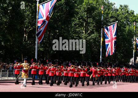 Londres, Royaume-Uni. 17 Juin, 2017. La bande de la Coldstream Guards font leur chemin le long de la Mall avant la parade de la couleur en 2017. La parade des marques de couleur le Queens anniversaire officiel. Parade la couleur, Londres, 17 juin 2017 Crédit : Paul Marriott/Alamy Live News Banque D'Images