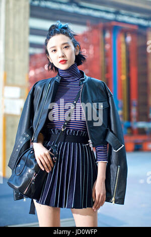 Milan, Italie. 17 Juin, 2017. L'actrice chinoise Tang Yixin arrive pour assister à l'émission hommes/femmes pour la maison de couture au cours de l'or noir Diesel Milan men's Fashion Week Spring/Summer 2018 à Milan, Italie, le 17 juin 2017. Credit : Jin Yu/Xinhua/Alamy Live News Banque D'Images