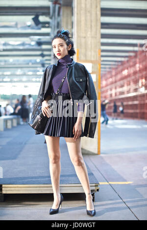 Milan, Italie. 17 Juin, 2017. L'actrice chinoise Tang Yixin arrive pour assister à l'émission hommes/femmes pour la maison de couture au cours de l'or noir Diesel Milan men's Fashion Week Spring/Summer 2018 à Milan, Italie, le 17 juin 2017. Credit : Jin Yu/Xinhua/Alamy Live News Banque D'Images