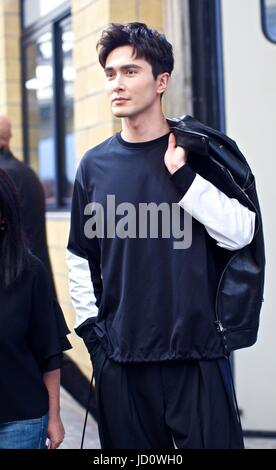 Milan, Italie. 17 Juin, 2017. L'acteur chinois Vengo Gao arrive pour assister à l'émission hommes/femmes pour la maison de couture au cours de l'or noir Diesel Milan men's Fashion Week Spring/Summer 2018 à Milan, Italie, le 17 juin 2017. Credit : Jin Yu/Xinhua/Alamy Live News Banque D'Images