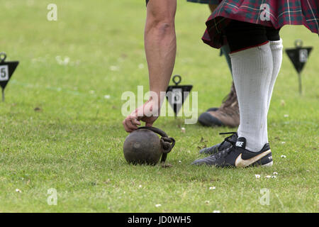 Oldmeldrum, Ecosse, Royaume-Uni. 17 Juin, 2017. Un concurrent prend le poids dans le poids de la distance à l'événement événement Jeux Highland à Oldmeldrum, en Écosse. Credit : AC Images/Alamy Live News Banque D'Images