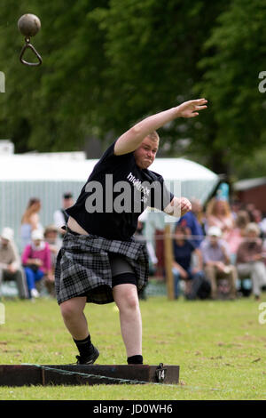 Oldmeldrum, Ecosse, Royaume-Uni. 17 Juin, 2017. Un concurrent de poids dans le cas de la distance à l'événement Jeux des Highlands, en Écosse à Oldmeldrum. Credit : AC Images/Alamy Live News Banque D'Images