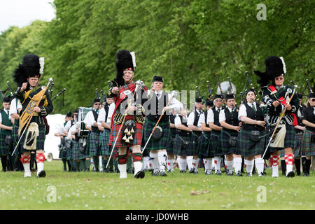 Oldmeldrum, Ecosse, Royaume-Uni. 17 Juin, 2017. Drum Majors menant les pipers massés dans un Pipe Band au cours de la Highland Games événement tenu à Oldmeldrum dans Aberdeenshire, en Écosse. Credit : AC Images/Alamy Live News Banque D'Images