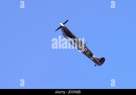 Weston-super-Mare, Royaume-Uni. 17 Juin, 2017. Supermarine Spitfire monte pendant son affichage dans un ciel bleu, un jour d'été à Weston-super-Mare, Royaume-Uni. Credit : Bob Sharples/Alamy Live News Banque D'Images