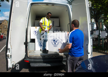 Londres, Royaume-Uni. 17 juin 2017. Des bénévoles aident à distribuer des articles pour aider les personnes touchées par l'incendie de la tour de Grenfell, à la suite de l'incendie le 14 juin. Michael Tubi / Alamy Live News Banque D'Images