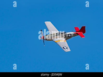 Weston-super-Mare, Royaume-Uni. 17 Juin, 2017. Le P51D Mustang 'avion de haut en selle' pendant son affichage dans un ciel bleu, un jour d'été à Weston-super-Mare, Royaume-Uni. Credit : Bob Sharples/Alamy Live News Banque D'Images