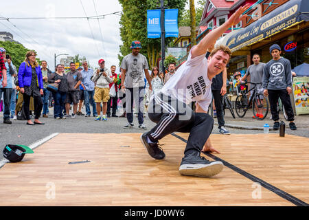 Démo de Break Dance Hip Hop et de la concurrence, de la journée sans voitures, West End, Vancouver, Colombie-Britannique, Canada. Banque D'Images