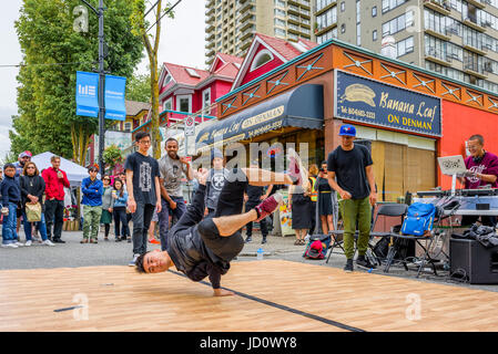 Démo de Break Dance Hip Hop et de la concurrence, de la journée sans voitures, West End, Vancouver, Colombie-Britannique, Canada. Banque D'Images