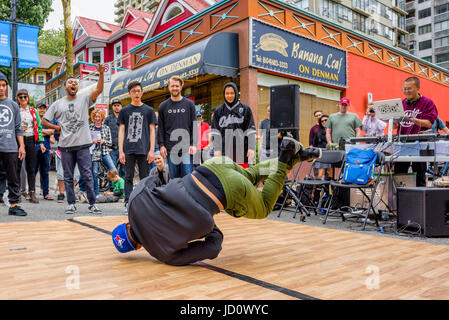 Démo de Break Dance Hip Hop et de la concurrence, de la journée sans voitures, West End, Vancouver, Colombie-Britannique, Canada. Banque D'Images