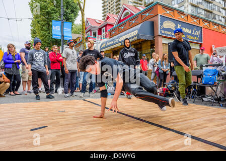 Démo de Break Dance Hip Hop et de la concurrence, de la journée sans voitures, West End, Vancouver, Colombie-Britannique, Canada. Banque D'Images