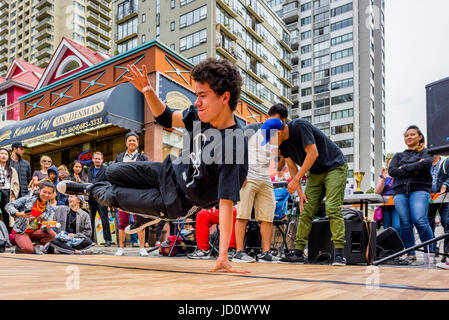 Démo de Break Dance Hip Hop et de la concurrence, de la journée sans voitures, West End, Vancouver, Colombie-Britannique, Canada. Banque D'Images