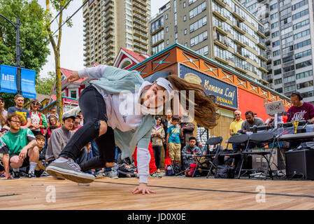 Démo de Break Dance Hip Hop et de la concurrence, de la journée sans voitures, West End, Vancouver, Colombie-Britannique, Canada. Banque D'Images