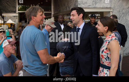 Marietta, Géorgie, USA. 17 Juin, 2017. JON OSSOFF, le candidat démocrate pour le Congrès en Géorgie, du sixième arrondissement et sa fiancée, ALISHA KRAMER, parler avec les électeurs à la NAACP Juneteenth Celebration. Ossoff est de nouveau en compétition candidat républicain Karen Handel pourla siège du Congrès Ouvrir dans une élection spéciale le 20 juin. Crédit : Brian Cahn/ZUMA/Alamy Fil Live News Banque D'Images