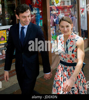 Marietta, Géorgie, USA. 17 Juin, 2017. JON OSSOFF, le candidat démocrate pour le Congrès en Géorgie, du sixième arrondissement et sa fiancée, ALISHA KRAMER, arriver à la NAACP Juneteenth Celebration. Ossoff est de nouveau en compétition candidat républicain Karen Handel pourla siège du Congrès Ouvrir dans une élection spéciale le 20 juin. Crédit : Brian Cahn/ZUMA/Alamy Fil Live News Banque D'Images