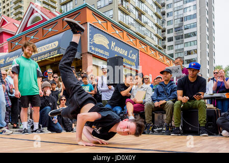 Démo de Break Dance Hip Hop et de la concurrence, de la journée sans voitures, West End, Vancouver, Colombie-Britannique, Canada. Banque D'Images