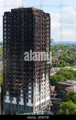 Londres, Royaume-Uni. 17 juin 2017. Les vestiges de la tour de Grenfell à Kensington, à l'ouest de Londres, à la suite de l'incendie le 14 juin à la construction résidentielle. Michael Tubi / Alamy Live News Banque D'Images