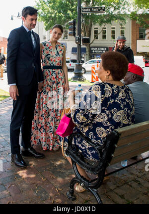 Marietta, Géorgie, USA. 17 Juin, 2017. JON OSSOFF, le candidat démocrate pour le Congrès en Géorgie, du sixième arrondissement et sa fiancée, ALISHA KRAMER, parler avec les électeurs à la NAACP Juneteenth Celebration. Ossoff est de nouveau en compétition candidat républicain Karen Handel pourla siège du Congrès Ouvrir dans une élection spéciale le 20 juin. Crédit : Brian Cahn/ZUMA/Alamy Fil Live News Banque D'Images