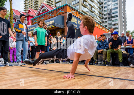 Démo de Break Dance Hip Hop et de la concurrence, de la journée sans voitures, West End, Vancouver, Colombie-Britannique, Canada. Banque D'Images