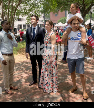 Marietta, Géorgie, USA. 17 Juin, 2017. JON OSSOFF, le candidat démocrate pour le Congrès en Géorgie, du sixième arrondissement et sa fiancée, ALISHA KRAMER, arriver à la NAACP Juneteenth Celebration. Ossoff est de nouveau en compétition candidat républicain Karen Handel pourla siège du Congrès Ouvrir dans une élection spéciale le 20 juin. Crédit : Brian Cahn/ZUMA/Alamy Fil Live News Banque D'Images