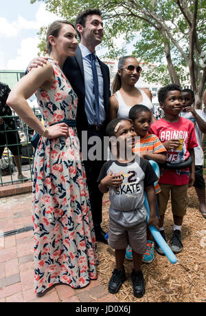 Marietta, Géorgie, USA. 17 Juin, 2017. JON OSSOFF, le candidat démocrate pour le Congrès en Géorgie, du sixième arrondissement et sa fiancée, ALISHA KRAMER, poser pour des photos à la NAACP Juneteenth Celebration. Ossoff est de nouveau en compétition candidat républicain Karen Handel pourla siège du Congrès Ouvrir dans une élection spéciale le 20 juin. Crédit : Brian Cahn/ZUMA/Alamy Fil Live News Banque D'Images