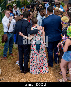 Marietta, Géorgie, USA. 17 Juin, 2017. JON OSSOFF, le candidat démocrate pour le Congrès en Géorgie, du sixième arrondissement et sa fiancée, ALISHA KRAMER, parler avec les électeurs à la NAACP Juneteenth Celebration. Ossoff est de nouveau en compétition candidat républicain Karen Handel pourla siège du Congrès Ouvrir dans une élection spéciale le 20 juin. Crédit : Brian Cahn/ZUMA/Alamy Fil Live News Banque D'Images