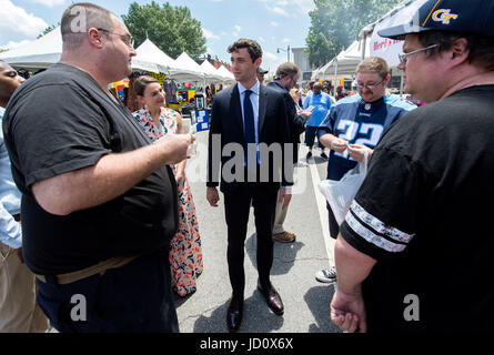 Marietta, Géorgie, USA. 17 Juin, 2017. JON OSSOFF, le candidat démocrate pour le Congrès en Géorgie, du sixième arrondissement et sa fiancée, ALISHA KRAMER, parler avec les électeurs à la NAACP Juneteenth Celebration. Ossoff est de nouveau en compétition candidat républicain Karen Handel pourla siège du Congrès Ouvrir dans une élection spéciale le 20 juin. Crédit : Brian Cahn/ZUMA/Alamy Fil Live News Banque D'Images