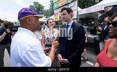 Marietta, Géorgie, USA. 17 Juin, 2017. JON OSSOFF, le candidat démocrate pour le Congrès en Géorgie, du sixième arrondissement et sa fiancée, ALISHA KRAMER, parler avec les électeurs à la NAACP Juneteenth Celebration. Ossoff est de nouveau en compétition candidat républicain Karen Handel pourla siège du Congrès Ouvrir dans une élection spéciale le 20 juin. Crédit : Brian Cahn/ZUMA/Alamy Fil Live News Banque D'Images