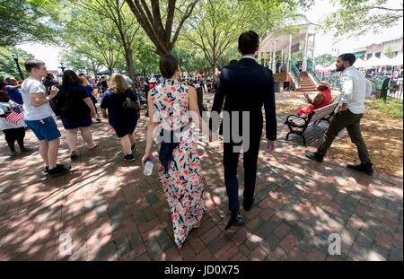 Marietta, Géorgie, USA. 17 Juin, 2017. JON OSSOFF, le candidat démocrate pour le Congrès en Géorgie, du sixième arrondissement et sa fiancée, ALISHA KRAMER, arriver à la NAACP Juneteenth Celebration. Ossoff est de nouveau en compétition candidat républicain Karen Handel pourla siège du Congrès Ouvrir dans une élection spéciale le 20 juin. Crédit : Brian Cahn/ZUMA/Alamy Fil Live News Banque D'Images