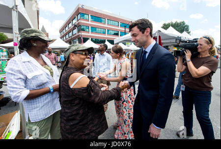 Marietta, Géorgie, USA. 17 Juin, 2017. JON OSSOFF, le candidat démocrate pour le Congrès en Géorgie, du sixième arrondissement et sa fiancée, ALISHA KRAMER, parler avec les électeurs à la NAACP Juneteenth Celebration. Ossoff est de nouveau en compétition candidat républicain Karen Handel pourla siège du Congrès Ouvrir dans une élection spéciale le 20 juin. Crédit : Brian Cahn/ZUMA/Alamy Fil Live News Banque D'Images